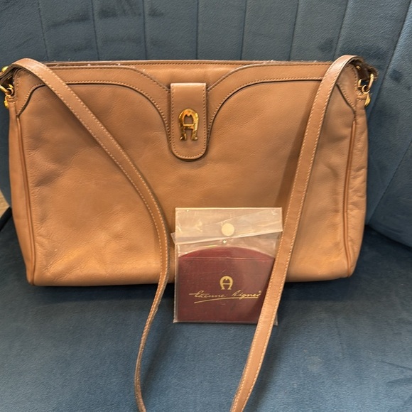 1980's Etienne Aigner Leather Taupe Shoulder Bag - Picture 4 of 5